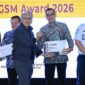 Kepala Biro Humas Kemnaker, Faried Abdurrahman Nur Yuliono, menerima dua penghargaan dalam Government Social Media Summit (GSMS) 2026 di Jakarta, Selasa (9/6/2026). Kemnaker meraih Terbaik Pertama Best Use of Video dan Terbaik Ketiga Best Account kategori Kementerian. (Foto: Dok. Kemnaker)