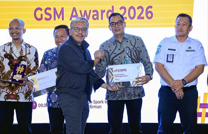 Kepala Biro Humas Kemnaker, Faried Abdurrahman Nur Yuliono, menerima dua penghargaan dalam Government Social Media Summit (GSMS) 2026 di Jakarta, Selasa (9/6/2026). Kemnaker meraih Terbaik Pertama Best Use of Video dan Terbaik Ketiga Best Account kategori Kementerian. (Foto: Dok. Kemnaker)