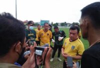 FOTO : Gubernur Jambi Al Haris diwawancarai usai pertandingan persahabatan Gubernur Oldstar vs Tanjab Barat Oldstar di Stadion Bakti Karya Kuala Tungal, Minggu (3/10/21).