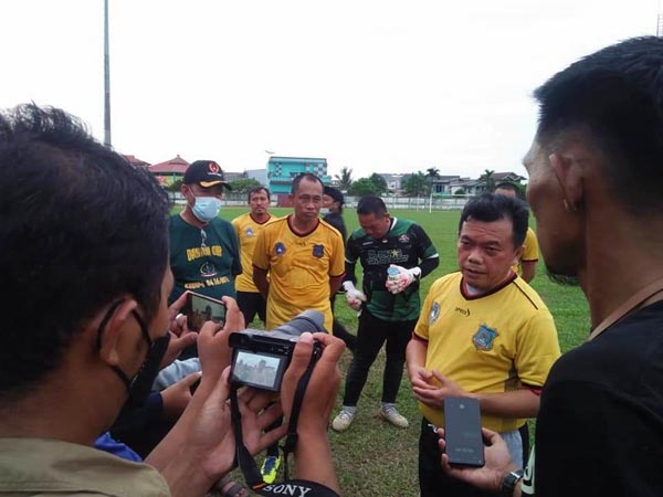 FOTO : Gubernur Jambi Al Haris diwawancarai usai pertandingan persahabatan Gubernur Oldstar vs Tanjab Barat Oldstar di Stadion Bakti Karya Kuala Tungal, Minggu (3/10/21).