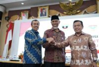 Gubernur Riau Syamsuar (Tengah) bersama Anggota Komisi II Dewan Perwakilan Rakyat (DPR) dan Gubernur Jambi Al Haris (Kanan) seusai melakukan rapat bersamadi Kantor Gubernur Sumatera Barat (Sumbar), Kamis (16/06/22). (DOK. Pemprov Riau)