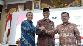 Gubernur Riau Syamsuar (Tengah) bersama Anggota Komisi II Dewan Perwakilan Rakyat (DPR) dan Gubernur Jambi Al Haris (Kanan) seusai melakukan rapat bersamadi Kantor Gubernur Sumatera Barat (Sumbar), Kamis (16/06/22). (DOK. Pemprov Riau)