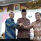 Gubernur Riau Syamsuar (Tengah) bersama Anggota Komisi II Dewan Perwakilan Rakyat (DPR) dan Gubernur Jambi Al Haris (Kanan) seusai melakukan rapat bersamadi Kantor Gubernur Sumatera Barat (Sumbar), Kamis (16/06/22). (DOK. Pemprov Riau)