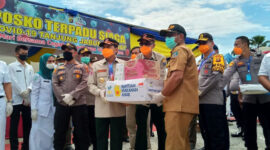 FOTO : Gubernur H. Fahrori Memberikan Bantuan Berupa Alat Pengaman Diri (APD) Kepala Camat Batang Asam Dian Ismail Paripurna untuk Petugas yang Bertugas di Terpadu Sterilisasi COVID-19 di Lintas Timur Jambi-Riau KM 167 Kecamaatan Batang Asam, Kabupaten Tanjung Jabung Barat, Rabu (08/04/20).