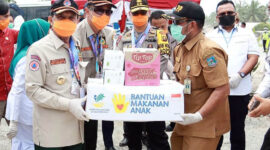 FOTO : Gubernur H. Fahrori Memberikan Bantuan Berupa Alat Pengaman Diri (APD) Kepala Camat Batang Asam Dian Ismail Paripurna untuk Petugas yang Bertugas di Terpadu Sterilisasi COVID-19 di Lintas Timur Jambi-Riau KM 167 Kecamaatan Batang Asam, Kabupaten Tanjung Jabung Barat, Rabu (08/04/20).