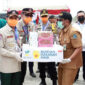 FOTO : Gubernur H. Fahrori Memberikan Bantuan Berupa Alat Pengaman Diri (APD) Kepala Camat Batang Asam Dian Ismail Paripurna untuk Petugas yang Bertugas di Terpadu Sterilisasi COVID-19 di Lintas Timur Jambi-Riau KM 167 Kecamaatan Batang Asam, Kabupaten Tanjung Jabung Barat, Rabu (08/04/20).