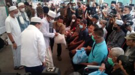 Gubernur Jambi H. Al Haris bersama Bupati H. Anwar Sadat Serahkan Bantuan kepada korban kebakaran di Jalan Jend. A. Yani Rt 04 Kelurahan Tungkal IV Kota, Selasa (08/02/22). FOTO : Diskominfo
