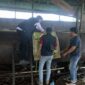 Petugas Kepolisan Polres Tanjung Jabung Barat, Polda Jambi memasang Police Line di Area Gudang BBM diduga Ilegal, di Sungai Saren. FOTO : Humas
