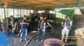 Satreskrim Polres Muaro Jambi Saat Berada Gudang Minyak Diduga Ilegal Viral di Medsos. FOTO : HUMAS