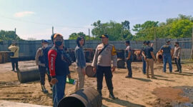 Satreskrim Polres Muaro Jambi Melakukan Penertiban dan Segel Gudang Diduga Tempat Penyimpanan BBM Ilegal di Wikayah Pijoan, Jaluko. [FOTO : Humas PMJ]