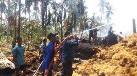 Petugas Damkar dan Masyarakat Melakukan Pemadaman Gudang Pengolahan Sabut Kelapa di Pengabuan Terkabar. FOTO : Damkar