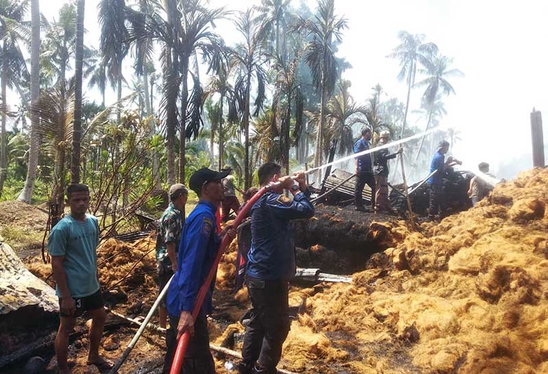 Petugas Damkar dan Masyarakat Melakukan Pemadaman Gudang Pengolahan Sabut Kelapa di Pengabuan Terkabar. FOTO : Damkar