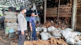 Penampakan Gudang Pengolahan Sabut Kelapa Bahan Industri Kerajinan Desa Karya Maju Terbakar, Senin (16/5/22). FOTO : Polsek Pengabuan