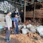 Penampakan Gudang Pengolahan Sabut Kelapa Bahan Industri Kerajinan Desa Karya Maju Terbakar, Senin (16/5/22). FOTO : Polsek Pengabuan