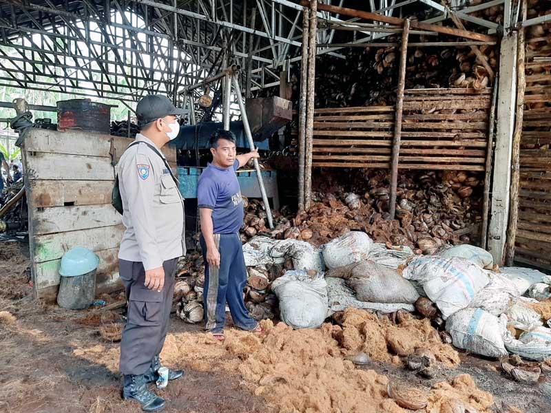 Penampakan Gudang Pengolahan Sabut Kelapa Bahan Industri Kerajinan Desa Karya Maju Terbakar, Senin (16/5/22). FOTO : Polsek Pengabuan