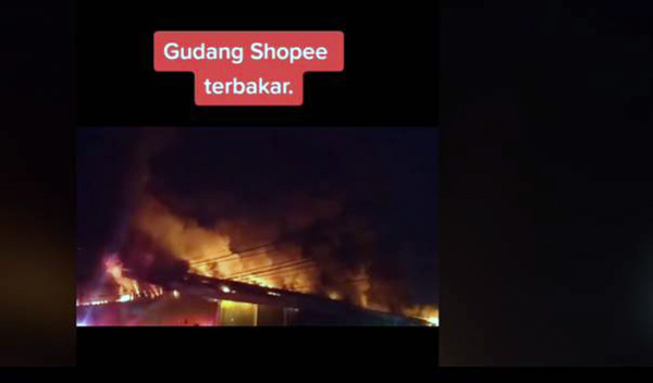 Tangkapan layar dari video gudang Shopee yang terbakar. (Sumber: Kompas.com)