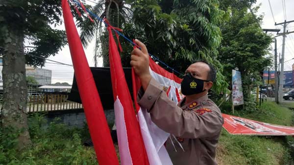 Kapolres Bungo AKBP Guntur Saputro Saat Menyamperi Pedagang Bendera Merah. (Foto: HUMAS)