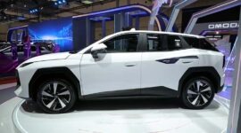 TAMPILAN FUTURISTIS: Unit crossover listrik OMODA O4 berwarna putih dipamerkan dalam sebuah ajang otomotif di Jakarta. Mengusung filosofi desain "Cyber Mecha", kendaraan ramah lingkungan ini menonjolkan garis bodi tajam yang mengalir dinamis serta dibekali teknologi pintar berbasis AI. (Foto: Dok. Media)
