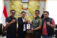Danrem 042/Gapu Brigjen TNI Nyamin menerima kunjungan hangat dari jajaran pengurus PWI Kota Jambi. Pertemuan ini mempertegas komitmen TNI AD dan insan pers untuk terus berkolaborasi dalam menyajikan informasi yang akurat, kredibel, dan membangun bagi masyarakat Jambi. (FOTO : Dok. PENREMGAPU)