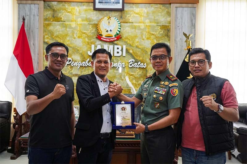 Danrem 042/Gapu Brigjen TNI Nyamin menerima kunjungan hangat dari jajaran pengurus PWI Kota Jambi. Pertemuan ini mempertegas komitmen TNI AD dan insan pers untuk terus berkolaborasi dalam menyajikan informasi yang akurat, kredibel, dan membangun bagi masyarakat Jambi. (FOTO : Dok. PENREMGAPU)