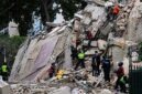 Petugas SAR dan relawan berkejaran dengan waktu menyisir bangunan yang runtuh akibat gempa kembar bermagnitudo 7,2 dan 7,5 di wilayah utara Venezuela. Lebih dari 50.000 orang dilaporkan masih hilang. (FOTO : Dok. Bloomberg)