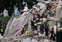Petugas SAR dan relawan berkejaran dengan waktu menyisir bangunan yang runtuh akibat gempa kembar bermagnitudo 7,2 dan 7,5 di wilayah utara Venezuela. Lebih dari 50.000 orang dilaporkan masih hilang. (FOTO : Dok. Bloomberg)