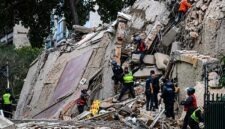 Petugas SAR dan relawan berkejaran dengan waktu menyisir bangunan yang runtuh akibat gempa kembar bermagnitudo 7,2 dan 7,5 di wilayah utara Venezuela. Lebih dari 50.000 orang dilaporkan masih hilang. (FOTO : Dok. Bloomberg)
