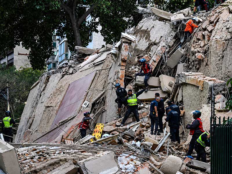 Petugas SAR dan relawan berkejaran dengan waktu menyisir bangunan yang runtuh akibat gempa kembar bermagnitudo 7,2 dan 7,5 di wilayah utara Venezuela. Lebih dari 50.000 orang dilaporkan masih hilang. (FOTO : Dok. Bloomberg)
