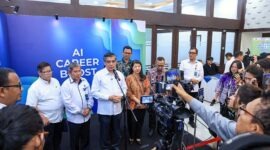 Menteri Ketenagakerjaan Yassierli memberikan keterangan pers didampingi perwakilan GreatNusa dan Microsoft Indonesia saat membuka acara AI Career Boost Day di Jakarta. (FOTO : Dok. Biro Humas Kemnaker)
