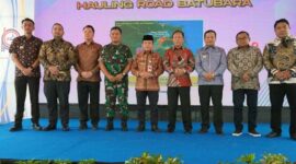 Gubernur Jambi Dr. Al Haris didampingi Forkopimda membunyikan serine sebagai tanda dimulainya Ground Breaking Pembangunan Jalan Khusus Batubara di Desa Sakean Kec. Kumpeh Ulu Kabupaten Muaro Jambi, Kamis (1/9/22). FOTO : Istimewa