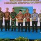 Gubernur Jambi Dr. Al Haris didampingi Forkopimda membunyikan serine sebagai tanda dimulainya Ground Breaking Pembangunan Jalan Khusus Batubara di Desa Sakean Kec. Kumpeh Ulu Kabupaten Muaro Jambi, Kamis (1/9/22). FOTO : Istimewa