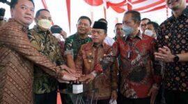 Gubernur Jambi Dr. Al Haris didampingi Forkopimda membunyikan serine sebagai tanda dimulainya Ground Breaking Pembangunan Jalan Khusus Batubara di Desa Sakean Kec. Kumpeh Ulu Kabupaten Muaro Jambi, Kamis (1/9/22). FOTO : Istimewa