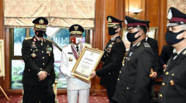 FOTO : Gubernur Jambi H. Fachrori Umar didampingi oleh Kapolda Jambi Irjen Pol. Firman Shantyabudi Saat Menyerahkan Piagam Penghargaan di Ruang Kerja Gubernur, Kantor Gubernur Jambi, Senin (17/08/20).