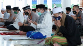 FOTO : Gubernur Jambi Fachrori Umar, Kapolda Jambi Irjen Pol. Firman Santyabudi dan Danrem 042/ Garuda Putih Brigjen TNI M. Zulkifli saat acara Peringatan Menyambut 1 Muharram 1442 H di Mesjid Agung Al-Falah, Kota Jambi, Rabu (19/08/20)