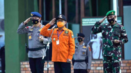 FOTO : Gubernur Jambi H. Fachrori Umar Pimpin Apel Pelepasan Petugas Patroil Pencegahan Kebakaran Hutan dan Lahan di Lapangan Makorem 042/Gapu, Minggu (02/08/2020).