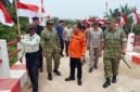Danrem 042/Gapu Brigjen TNI Nyamin bersama Gubernur Jambi Dr. Al Haris turun langsung mengecek fisik pembangunan Jembatan Beton Garuda Sungai Bertam, Selasa (1/9/2026). (FOTO : PENREM)