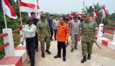 Danrem 042/Gapu Brigjen TNI Nyamin bersama Gubernur Jambi Dr. Al Haris turun langsung mengecek fisik pembangunan Jembatan Beton Garuda Sungai Bertam, Selasa (1/9/2026). (FOTO : PENREM)