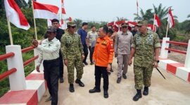 Danrem 042/Gapu Brigjen TNI Nyamin bersama Gubernur Jambi Dr. Al Haris turun langsung mengecek fisik pembangunan Jembatan Beton Garuda Sungai Bertam, Selasa (1/9/2026). (FOTO : PENREM)