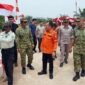 Danrem 042/Gapu Brigjen TNI Nyamin bersama Gubernur Jambi Dr. Al Haris turun langsung mengecek fisik pembangunan Jembatan Beton Garuda Sungai Bertam, Selasa (1/9/2026). (FOTO : PENREM)