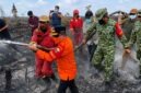 ubernur Jambi Al Haris (baju oranye) bersama Danrem 042/Gapu Brigjen TNI Nyamin (kanan, seragam TNI) bahu-membahu bersama tim Satgas gabungan menarik selang air di area bekas terbakar di Kabupaten Muaro Jambi. (FOTO : Dok. Istimewa)