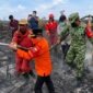 ubernur Jambi Al Haris (baju oranye) bersama Danrem 042/Gapu Brigjen TNI Nyamin (kanan, seragam TNI) bahu-membahu bersama tim Satgas gabungan menarik selang air di area bekas terbakar di Kabupaten Muaro Jambi. (FOTO : Dok. Istimewa)