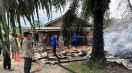 Proses Pendinginan Pasca Kebakaran oleh Petugas Pos Damkar Tungkal Ulu bersama Masyarakat, aparat Kepolisan dan TNI di Lokasi Kebakaran, Sabtu (17/9/22). FOTO : Polsek Tungkal Ulu