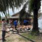 Proses Pendinginan Pasca Kebakaran oleh Petugas Pos Damkar Tungkal Ulu bersama Masyarakat, aparat Kepolisan dan TNI di Lokasi Kebakaran, Sabtu (17/9/22). FOTO : Polsek Tungkal Ulu