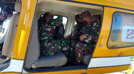 FOTO : Danrem 042/Gapu Brigjen TNI M. Zulkifli dampingi Tim Wasev TMMD dipimpin Mayjen TNI Arif Rahman, MA menuju lokasi TMMD ke-108 Kodim 0419/Tanjab di Desa Labuhan Pering, Kec. Sadu, Kab Tanjab Timur dengan menggunakan pesawat Helikopter, Rabu (15/07/20).