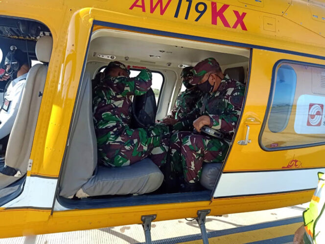 FOTO : Danrem 042/Gapu Brigjen TNI M. Zulkifli dampingi Tim Wasev TMMD dipimpin Mayjen TNI Arif Rahman, MA menuju lokasi TMMD ke-108 Kodim 0419/Tanjab di Desa Labuhan Pering, Kec. Sadu, Kab Tanjab Timur dengan menggunakan pesawat Helikopter, Rabu (15/07/20).