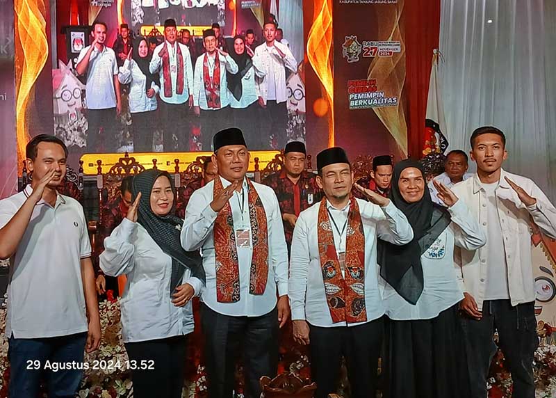 Bakal Calon Bupati Hairan dan Bakal Calon Wakil Bupati Amin mendaftar ke KPU Tanjab Barat untuk mengikuti kontestasi Pilkada 2024. FOTO : BAS