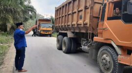 FOTO : Hairan Disaat Turun Melihat Langsung ke lokasi di Desa Tanjung Bojo, tepatnya jalan Lintas Lubuk Bernai, Jum'at siang (26/04/21).