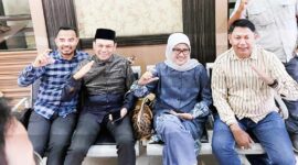 Paslon Hairan-Amin dan Paslon Cici Halimah-Muklis Bersiap untuk Jalani Pemeriksaan Kesehatan di RS Bhayangkara Polda Jambi didampingi Tim Pemenangan. FOTO : Tim MC-HA