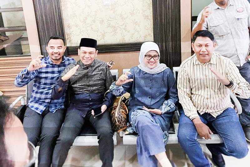 Paslon Hairan-Amin dan Paslon Cici Halimah-Muklis Bersiap untuk Jalani Pemeriksaan Kesehatan di RS Bhayangkara Polda Jambi didampingi Tim Pemenangan. FOTO : Tim MC-HA