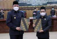 Wabup Hairan dan Ketua DPRD H. Abdullah Tandatanganan berita acara persetujuan bersama tentang Raperda RPJMD Kabupaten Tanjung Jabung Barat tahun 2021-2026. FOTO : PROKOPIM